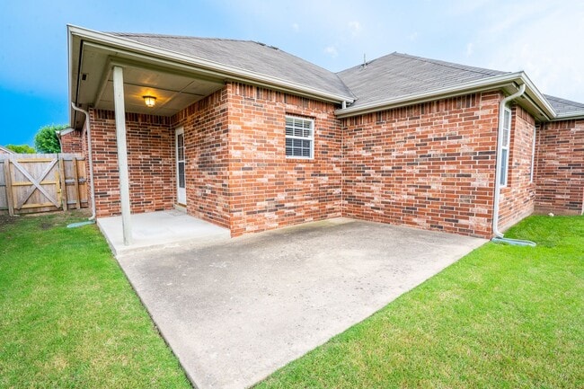 Building Photo - Beautiful 3 bed / 2 bath in New Tulsa!