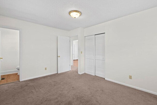 Building Photo - Country Living! Brick Ranch!