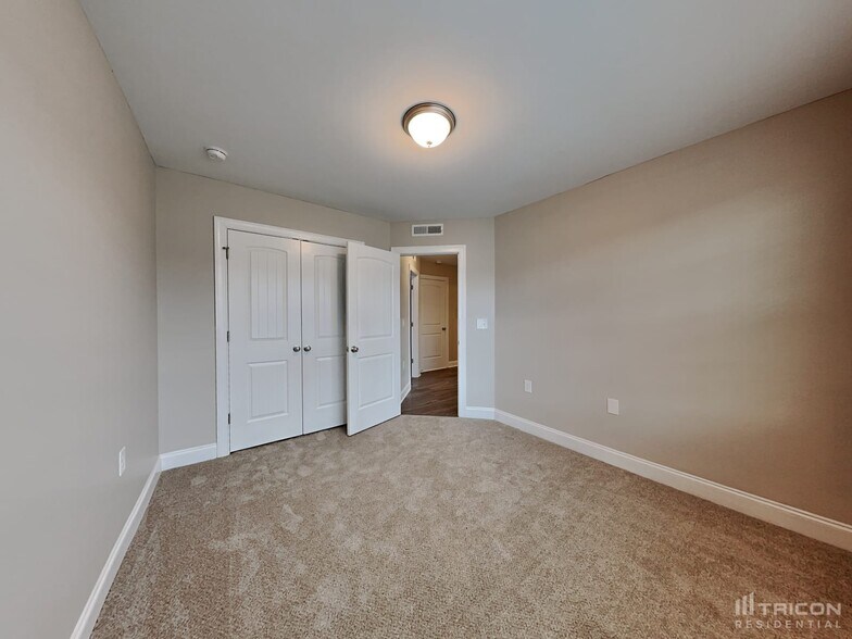 Building Photo - 98 W Falcon Ct