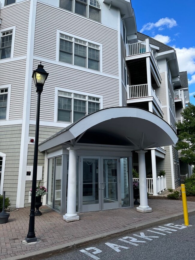 Building Photo - 614 Pond St