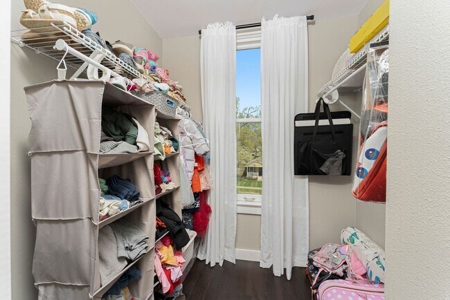 Building Photo - 1422 Benjamin St