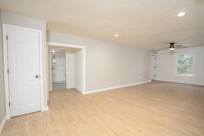 Building Photo - 4 BEDROOM 3 BATHROOM HOUSE FOR RENT