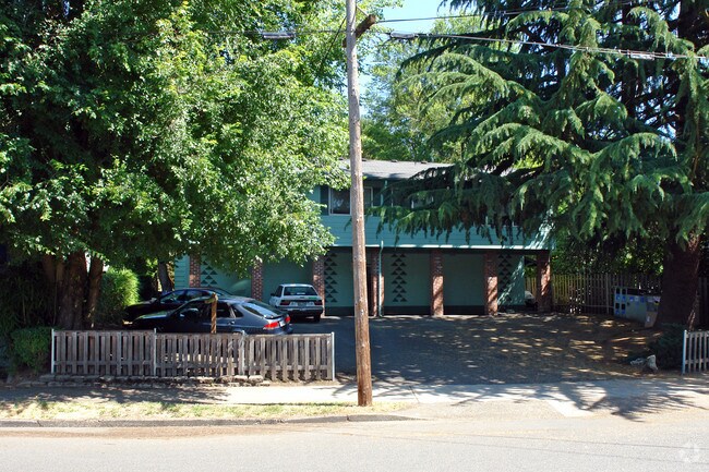 Building Photo - 3059 SE Alder Ct
