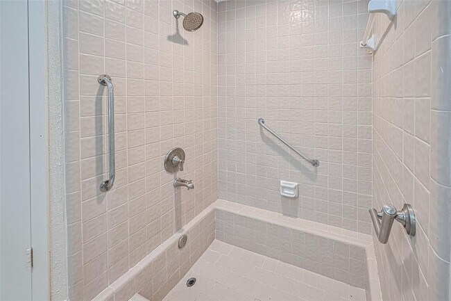 Building Photo - 2107 Shadowbriar Dr