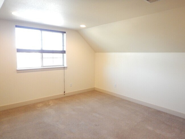 Building Photo - 2 Story, 3 Bedroom, 3 Bathroom House in He...