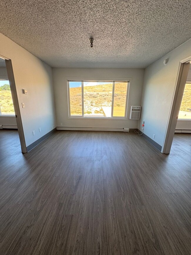 Building Photo - Ideal roommate setup: 2-bedroom, 2-bath unit.  Both bathrooms are ensuite  - ALL UITILITIES INCLU...