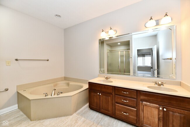 Building Photo - 8555 One W Dr