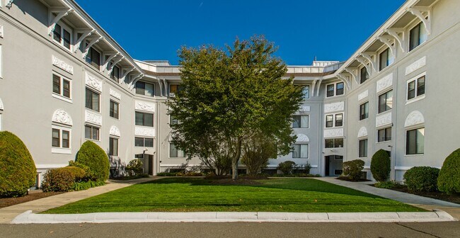 Building Photo - 230 Walnut St