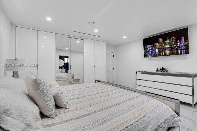 Building Photo - 864 W 69th Pl