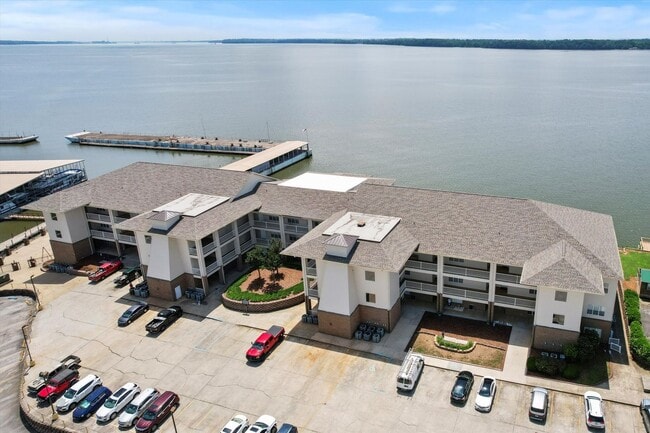 Building Photo - Riverfront Living with Spacious Layout and Stunning Views!