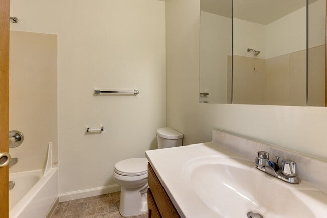 Building Photo - MOVE IN SPECIAL $250 OFF FIRST MONTHS RENT