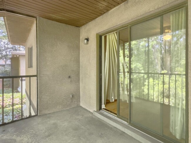 Building Photo - 2 BA/2 BR Condo in West Ashley