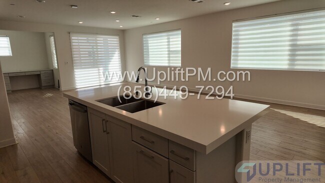 Building Photo - 4 Bed 3.5 Bath Townhome in Chula Vista w/ Washer/Dryer and 2-Car Garage