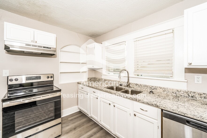 Building Photo - 1746 Center St S