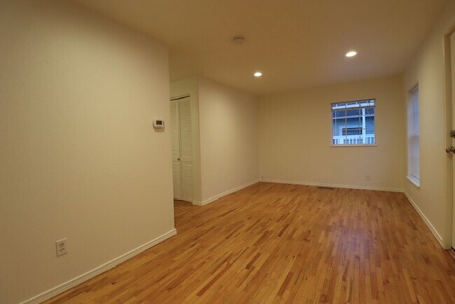 Building Photo - Ravenna Charmer!!’