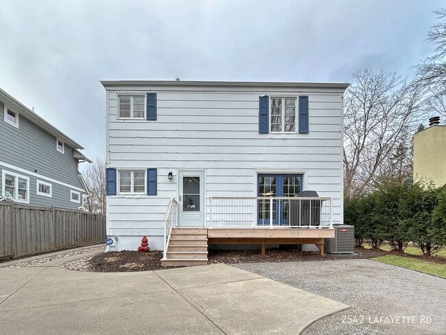 Building Photo - 3br 3ba 2cg ~ Security Deposit Free Altern...