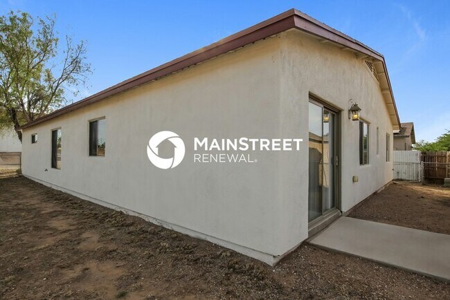 Building Photo - 3 Bedroom Pet-Friendly Home in TUCSON, AZ with Main Street Renewal