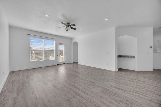Building Photo - 3 Bedroom Townhome in Riverton!