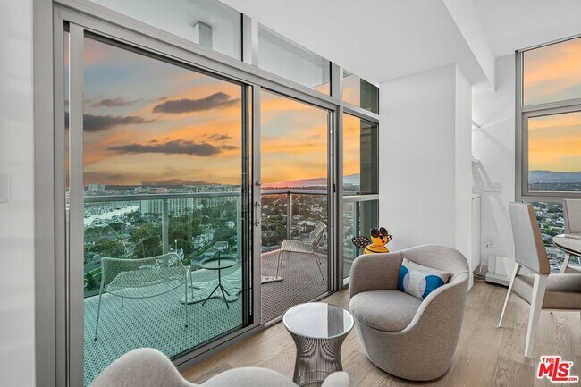 Building Photo - 13700 Marina Pointe Dr