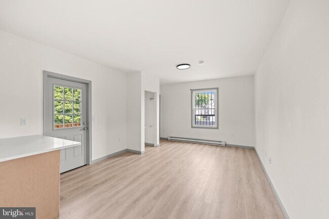 Building Photo - 531 Walton St