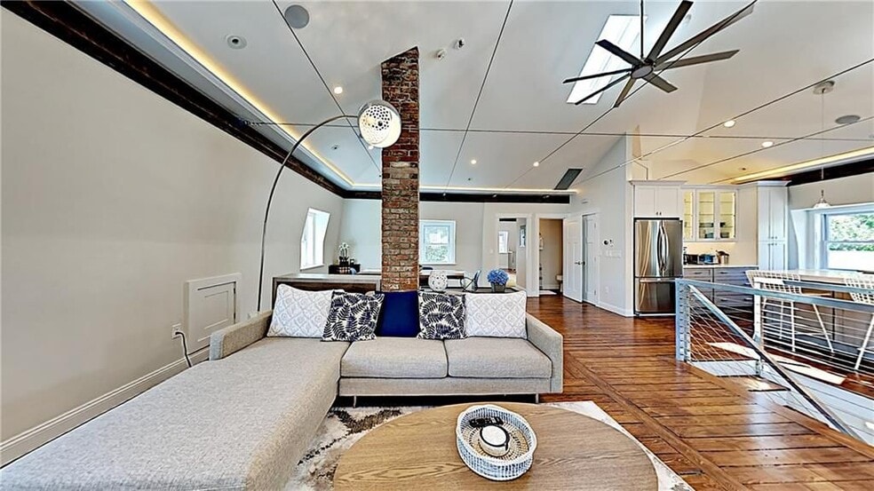 Building Photo - 21 School St