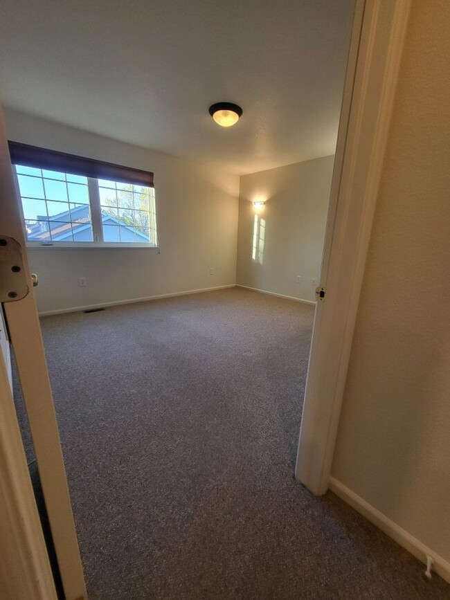 Building Photo - Spacious 3 Bedroom 3 Bath Townhome!