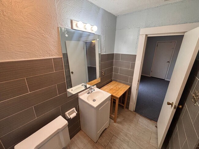 Building Photo - 124 39th Ave N