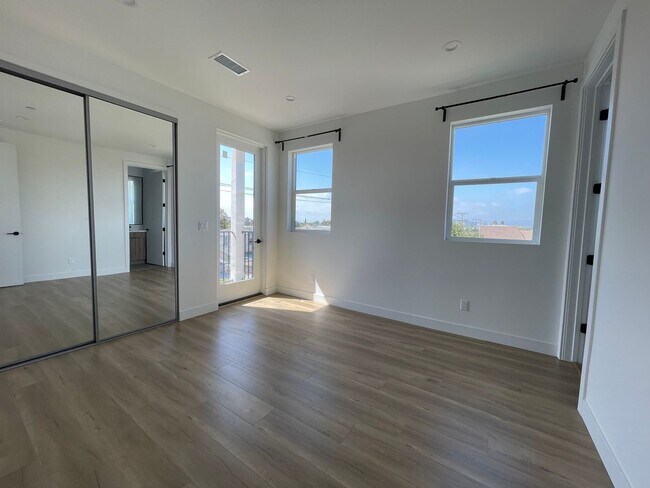 Building Photo - JUST COMPLETED MODERN TOWNHOMES! Never Liv...
