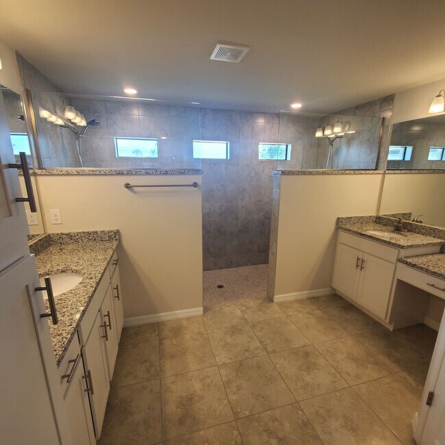 Building Photo - Charming 4-Bedroom 2 Bath Retreat with Mod...