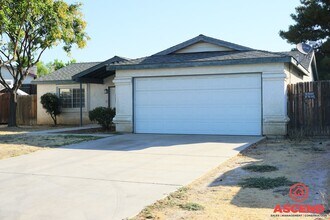 Building Photo - Spacious 3BD/2BA Home on a Large Lot in Bakersfield — Covered Patio, Garage & Pets Welcome!