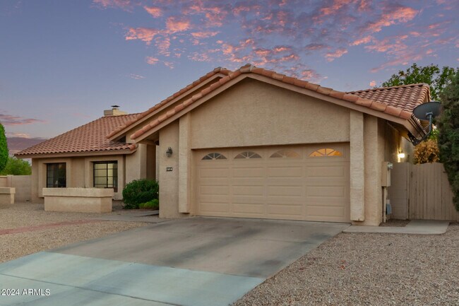 Building Photo - 2555 N Tamarisk St