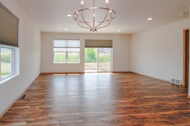 Building Photo - 2220 Blue Stem Ln