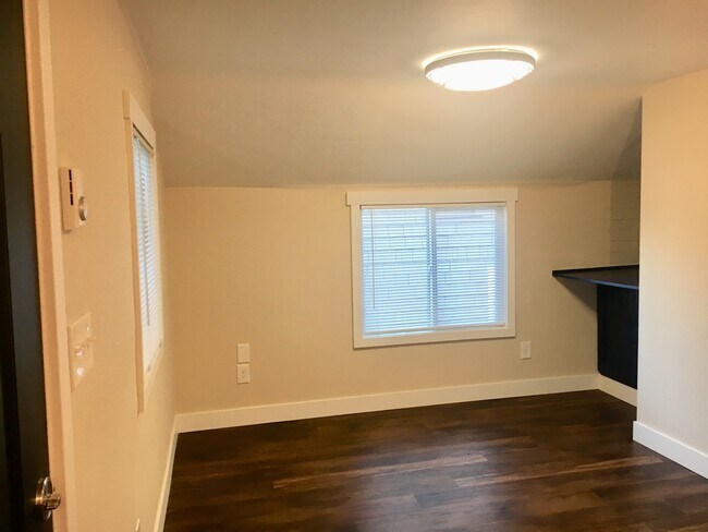 LIVINGROOM - 615 Broadway Avenue