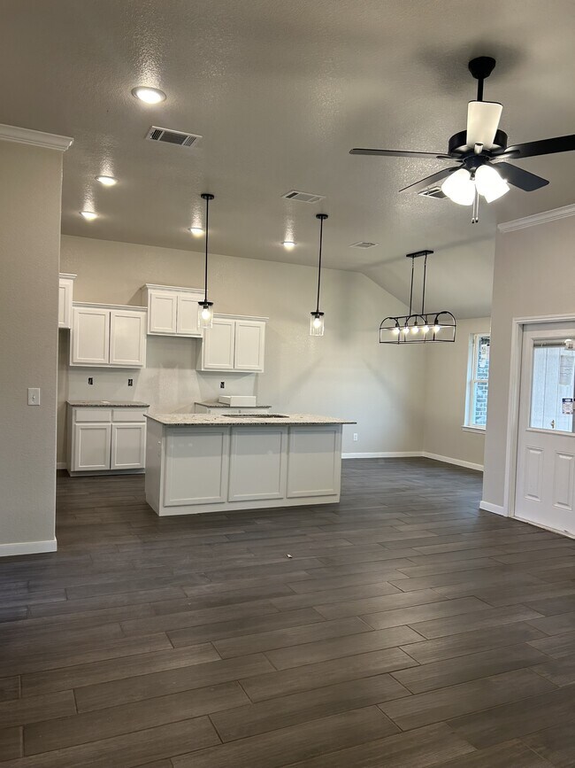 Building Photo - 6003 Aquilla Dr