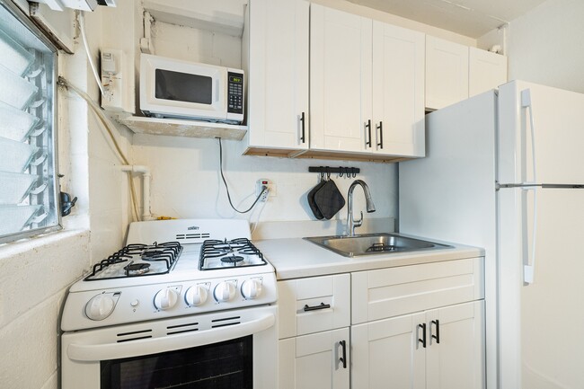 Building Photo - Fully Furnished Studio, 1 Bathroom. NO parking. Electric, water and sewer are included in the rent.