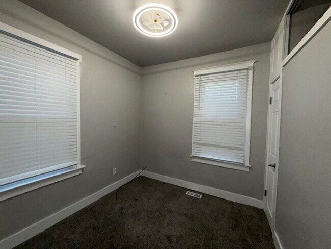 Building Photo - Lovely 2 Bedroom / 1 Bath for Rent - Section 8 Welcome