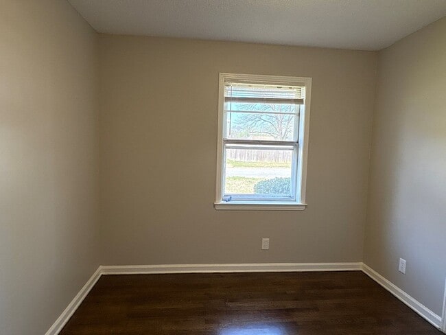 Building Photo - Updated 3 bedroom 1 Bath home - Open To Section 8