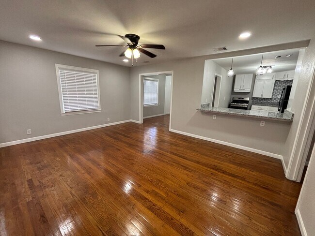 Building Photo - 3 Bedroom 2 Bath with Separate Mother in Law Suite