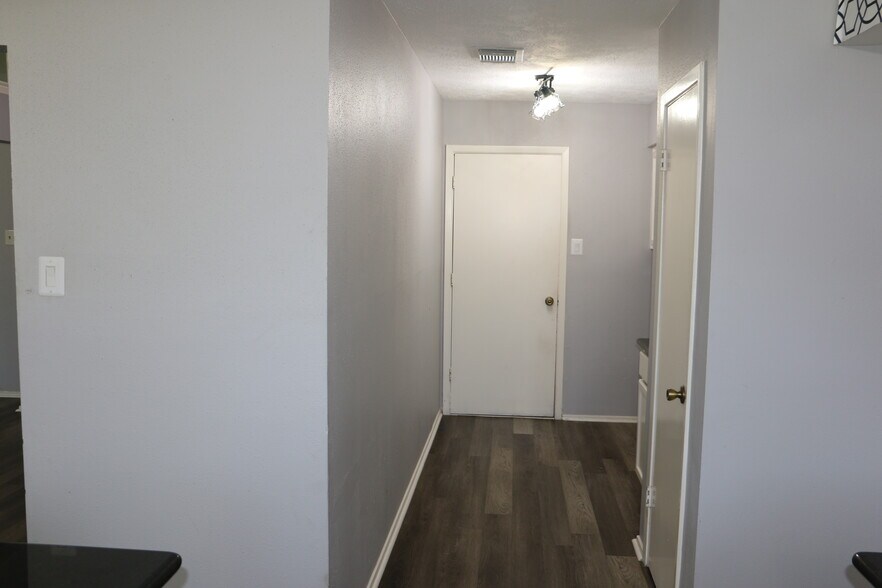 Building Photo - 446 Richvale Ln