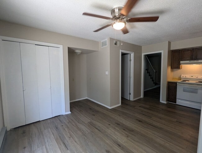 Building Photo - 2 Bedroom/1.5 Bathroom Townhouse in South ...