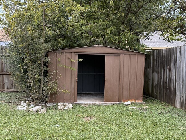 Building Photo - 11315 Paramount Ln