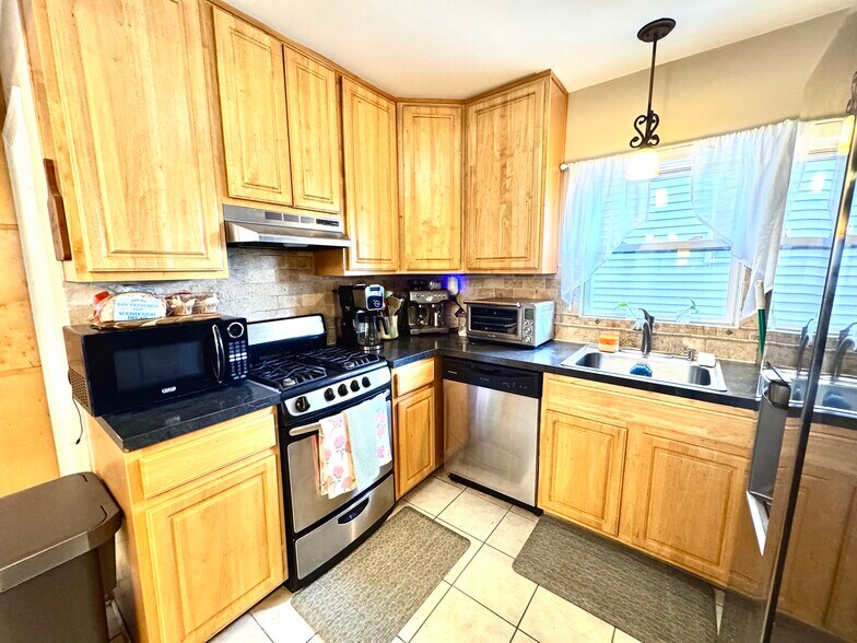 Stainless Steel Appliances - 130 Pine St