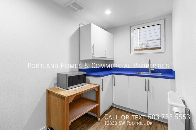 Building Photo - 12830 SW Foothill Dr