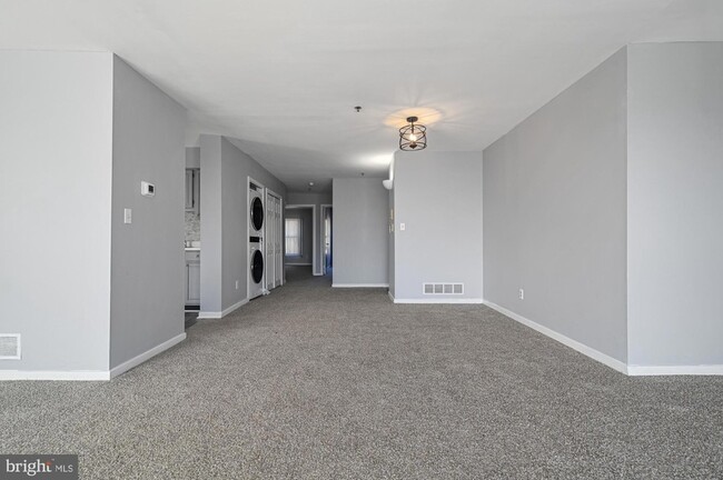 Building Photo - 5215 Le Parc Dr