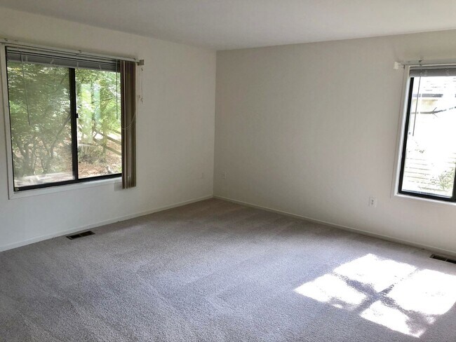 Building Photo - Spacious Potomac Beauty backs to Golf Course