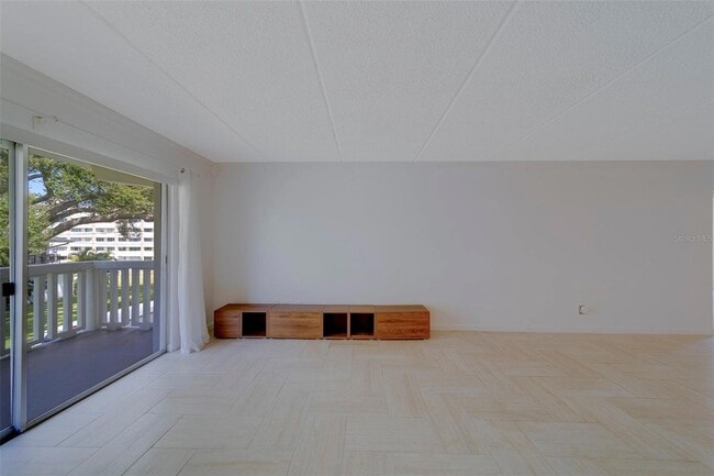 Building Photo - 2944 W Bay Dr
