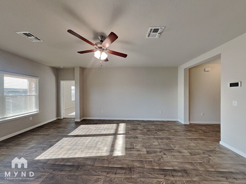 Building Photo - 10808 Seguin St