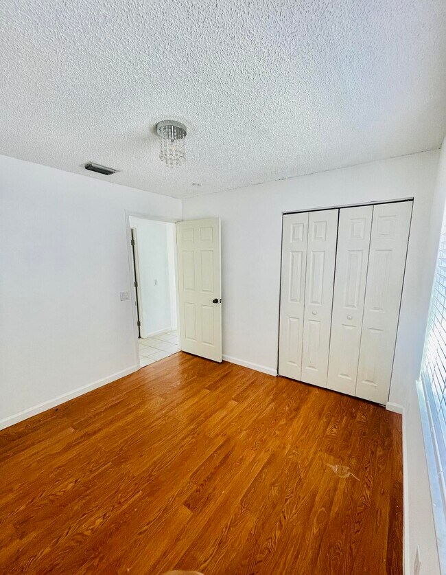 Building Photo - 7093 Middlebury Dr