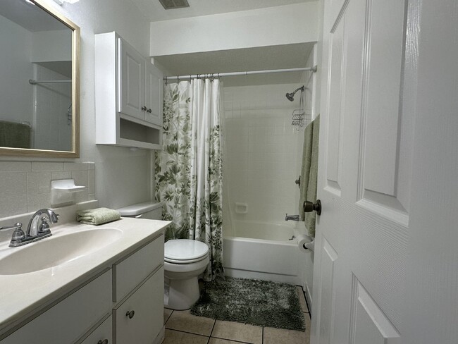 Building Photo - Charming 2/2 with possible 3rd bedroom