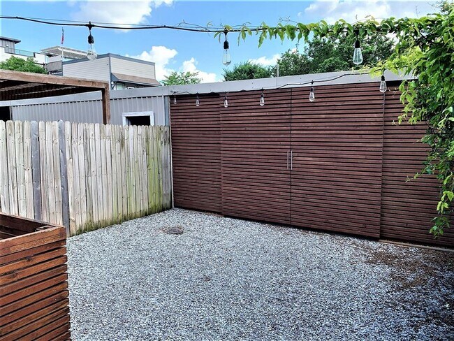 Building Photo - 1811 S Ervay St